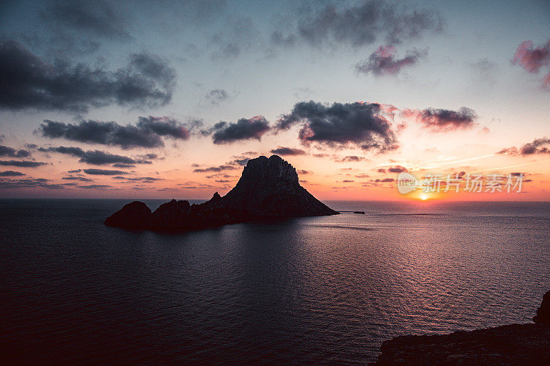 著名的岩石岛“Es Vedrà”，象征着神秘的伊比沙岛，据说有神奇的属性，和伊比沙岛最著名的日落观景点。